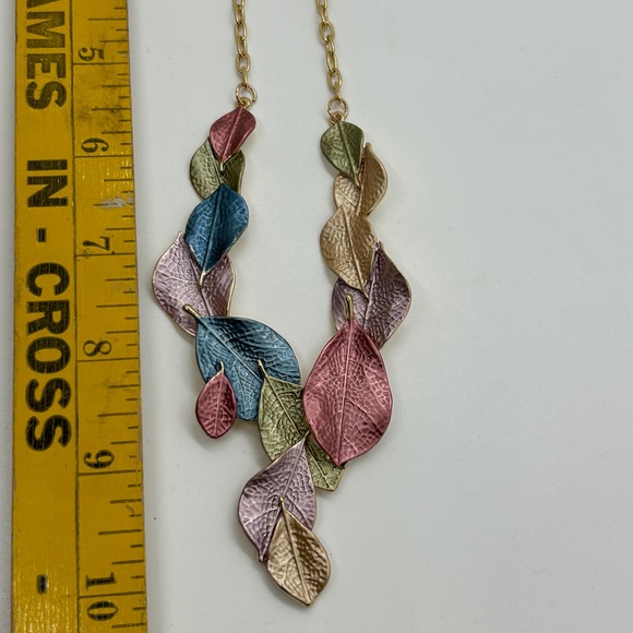 Gold metal chain with metal leaves in cluster - Picture 4 of 8